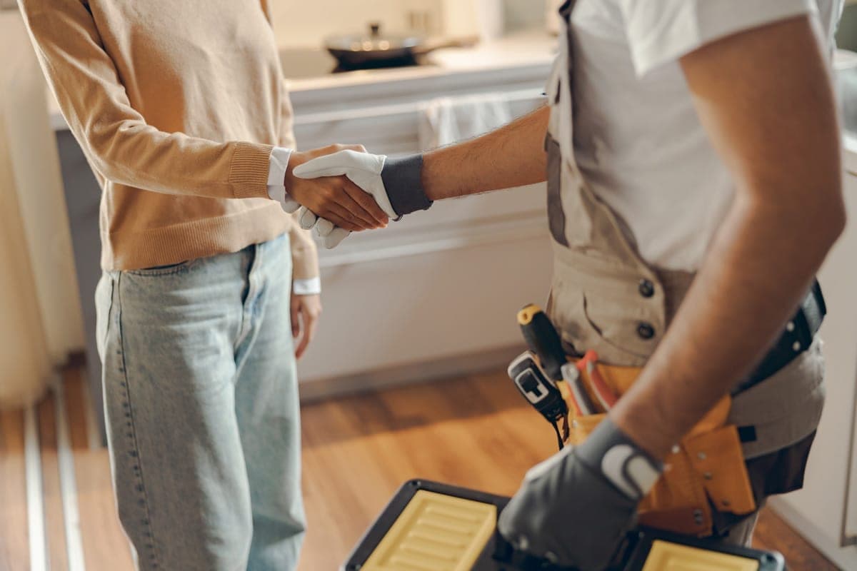 Homeowner shaking hands with a NexLvl technician